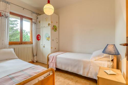 - une chambre avec deux lits et une table avec une lampe dans l'établissement Scirocco Casa Vacanze, à Marcelli