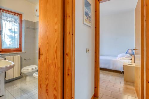 La salle de bains est pourvue de toilettes blanches et d'un lavabo. dans l'établissement Scirocco Casa Vacanze, à Marcelli