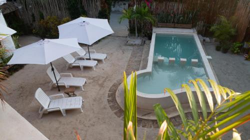 an overhead view of a pool with umbrellas and chairs at Arte Sano Hotel Only Adults - Near Beach in Holbox Island