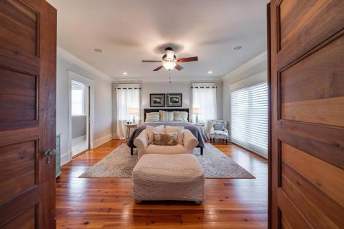 1 dormitorio con 1 cama y ventilador de techo en 814 Carolina - Custom Private Home -Pool, Roof Top Deck, en Isle of Palms