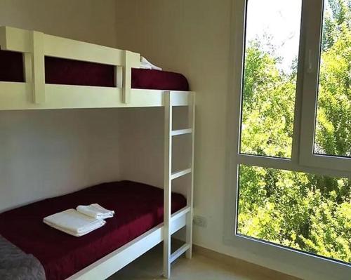 Двухъярусная кровать или двухъярусные кровати в номере Azares departamentos en alquiler temporario