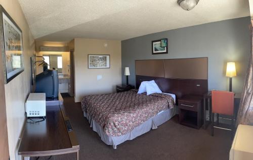Postel nebo postele na pokoji v ubytování Hilltop Inn Pittsburgh