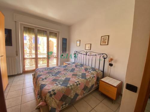 um quarto com uma cama e uma janela em CorsoItalia43c em San Vincenzo