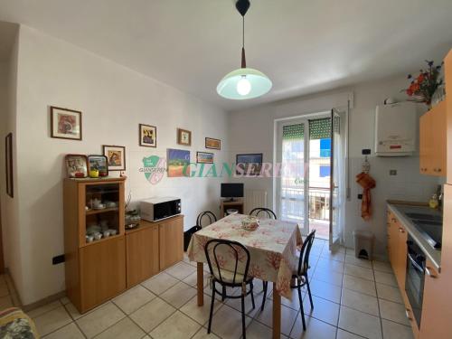uma cozinha com mesa e cadeiras num quarto em CorsoItalia43c em San Vincenzo