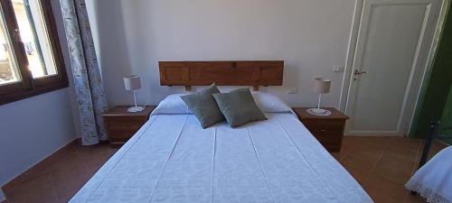 um quarto com uma cama grande e 2 mesas de cabeceira em B&B Ginestra em Lastra a Signa
