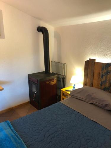 ein Schlafzimmer mit einem Herd und einem Bett in einem Zimmer in der Unterkunft Borretta in Serramazzoni