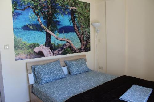 sypialnia z łóżkiem z obrazem na ścianie w obiekcie Petra w Áfitos