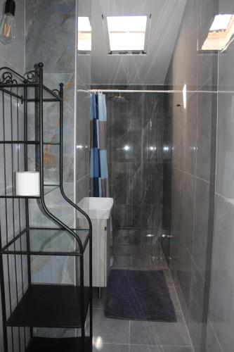W łazience znajduje się prysznic ze szklanymi drzwiami. w obiekcie Petra w Áfitos