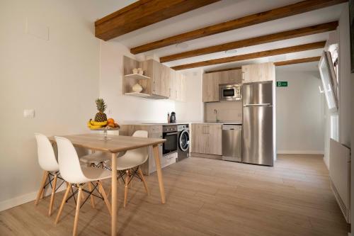 a kitchen with a table and chairs in a room at Apartamentos Terraza Ega in Estella