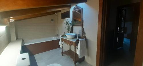 a bathroom with a sink and a toilet and a tub at Casa Rural Verde Oliva in Baños de la Encina