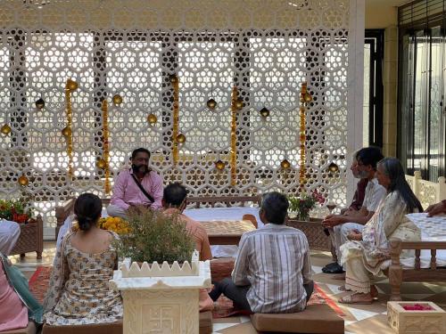 un grupo de personas sentadas en una habitación en Book Rooms & Villa- Bairagarh Living Farm Stay, en Shivpurī