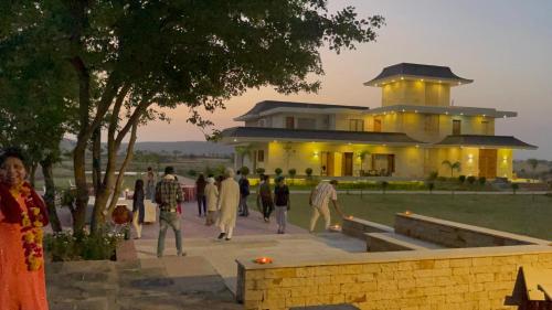 un grupo de personas caminando delante de un edificio en Book Rooms & Villa- Bairagarh Living Farm Stay, en Shivpurī