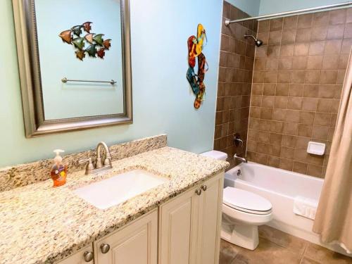 ein Badezimmer mit Waschbecken, Toilette und Badewanne in der Unterkunft Summer House 109 - Beach and Pool Walkout - 30 Seconds to Sand in Isle of Palms