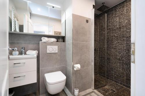 a bathroom with a toilet and a shower at Albatros OG in Tinnum