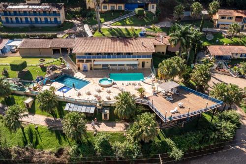 an aerial view of a house with a swimming pool at Hotel Fazenda Village Montana in Socorro
