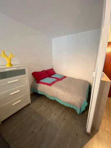 ein kleines Schlafzimmer mit einem Bett und einer Kommode in der Unterkunft LA GRANDE MOTTE APPARTEMENT 6 COUCHAGES in La Grande-Motte