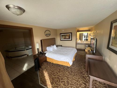 Postel nebo postele na pokoji v ubytování Hilltop Inn Pittsburgh