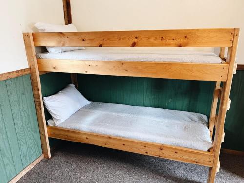 ein paar Etagenbetten in einem Zimmer in der Unterkunft Cozy Cabin3 Within Campground in Mifflinburg