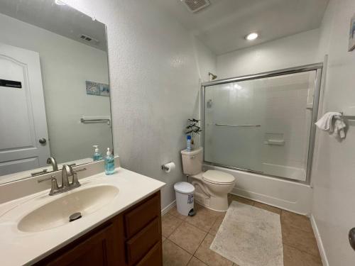 uma casa de banho com um lavatório, um chuveiro e um WC. em Room Downtown Dallas em Dallas