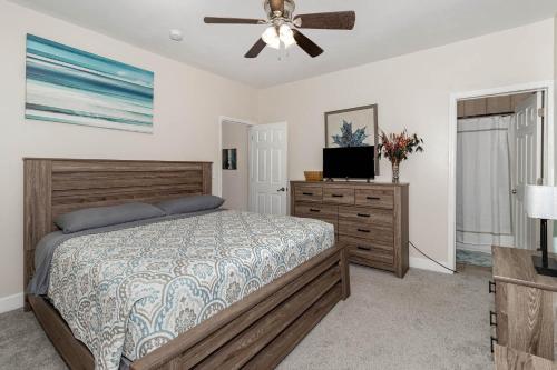 a bedroom with a bed and a ceiling fan at 3 or 4 Bdrm Home Near Univ of Cincinnati in Cincinnati