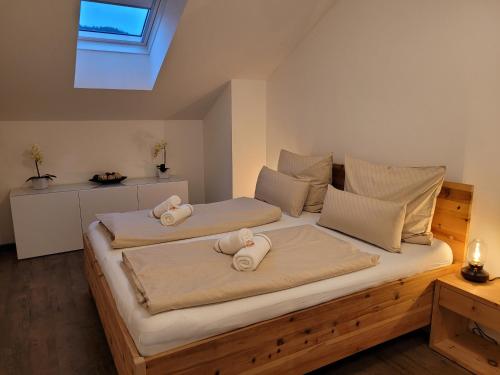 1 dormitorio con 2 camas y toallas. en Ferienwohnung Lindpointner, en Innerschwand