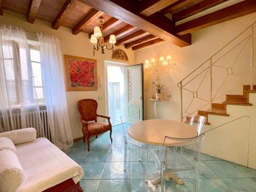 a living room with a table and a couch at Forte 09 in Forte dei Marmi