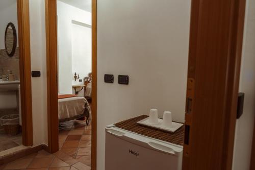 La Venere في تاورمينا: حمام مع حوض ومرحاض في الغرفة