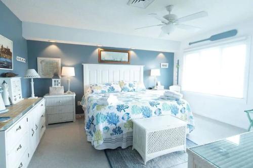 Llit o llits en una habitació de Port O' Call E303 - Sensational Oceanview! Top Floor!