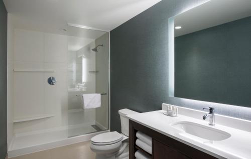 y baño con aseo, lavabo y ducha. en Residence Inn by Marriott Calgary South en Calgary