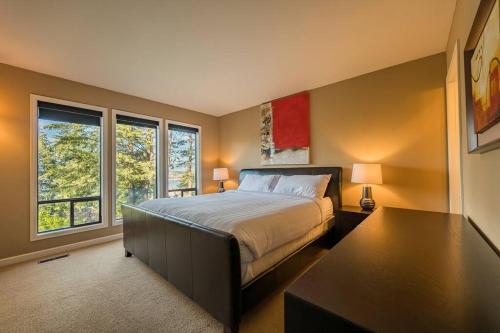 Кровать или кровати в номере Gorgeous West Coast 4 Bdrm Home/Hot Tub/Lake view