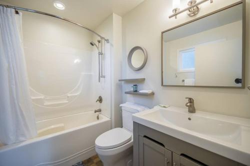 Ванная комната в Gorgeous West Coast 4 Bdrm Home/Hot Tub/Lake view