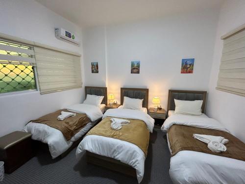 Postel nebo postele na pokoji v ubytování Petra Pass Hostel