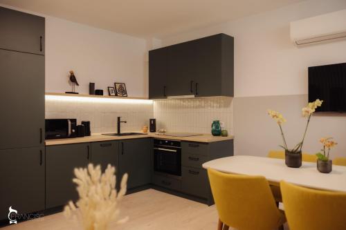 Kuchyň nebo kuchyňský kout v ubytování ZEN Garden Apartments
