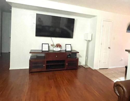 uma sala de estar com uma grande televisão na parede em Private room in Dallas em Dallas