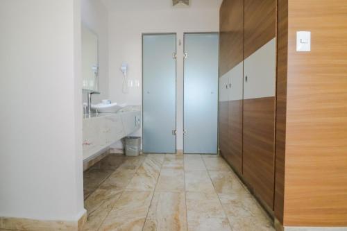 La salle de bains est pourvue de toilettes et d'un lavabo. dans l'établissement Hotel Soleil Business Class, à León