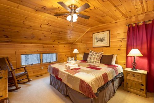 1 dormitorio con 1 cama en una cabaña de madera en A Rustic Hideaway, en Todd