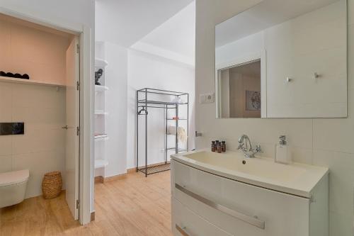biała łazienka z umywalką i toaletą w obiekcie Pintada Apartment in Nerja by Solaga Holiday Homes w mieście Nerja