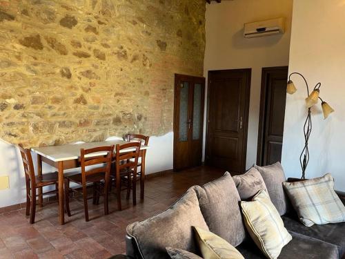 a living room with a couch and a table at Casa Bella Vista in Pereta