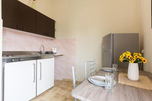 Η κουζίνα ή μικρή κουζίνα στο Naos Studios - Private Apartment