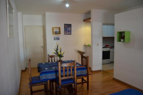 cocina y comedor con mesa y sillas en Apartamento Viajero en Buenos Aires