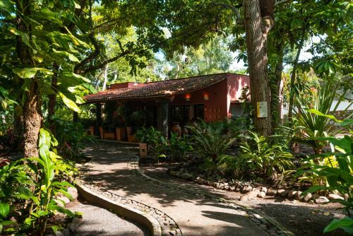 a small house in the middle of a forest at La Paranera Hotel & Relax in Comala