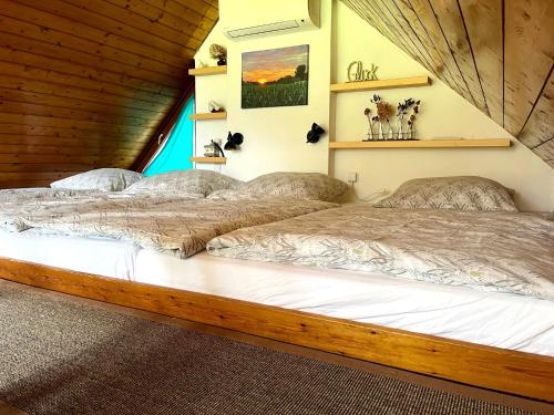 Kauperhaus في بورغ (سبريوالد): غرفة نوم بسريرين في غرفة