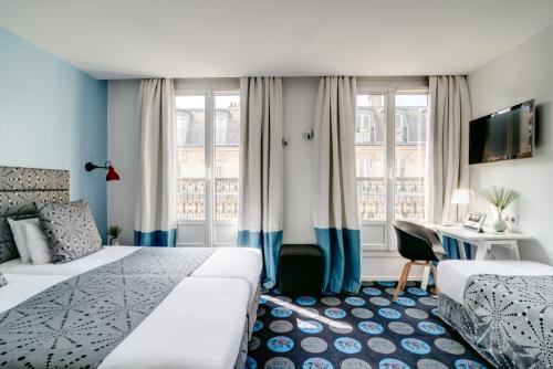 パリにあるホテル アストリア アストテルのベッドとデスクが備わるホテルルームです。