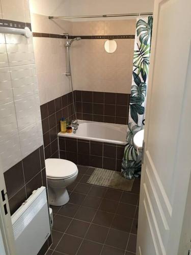 une salle de bain avec toilettes, baignoire et lavabo dans l'établissement Lucie, à Hyères