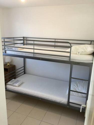 une chambre avec deux lits superposés dans une pièce dans l'établissement Lucie, à Hyères