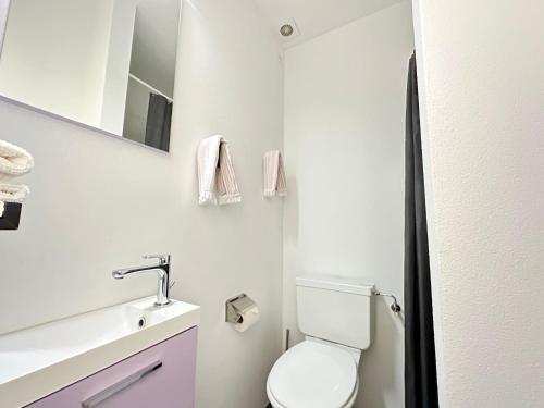 La petite salle de bains est pourvue de toilettes et d'un lavabo. dans l'établissement Casa Via Saleggi 10, à Ascona