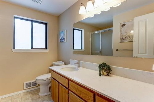 uma casa de banho com um lavatório, um WC e um espelho. em Deschutes Sunrise em Sunriver