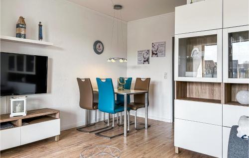 a dining room with a table and chairs and a tv at Gorgeous Apartment In Büsum With Wifi in Büsum