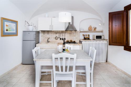 Cucina o angolo cottura di Domo Mea Terra e Domo Mea Chelu - Comfort nel centro storico di Orosei