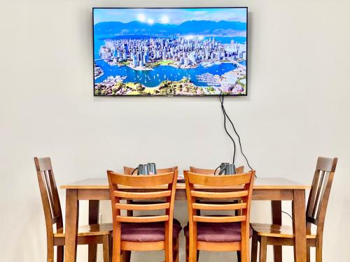 TV a/nebo společenská místnost v ubytování Burnaby Metrotown Cozy 3 Bedroom Suite